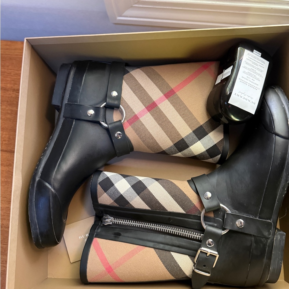 Burberry harness rain boots - Picture 4 of 15